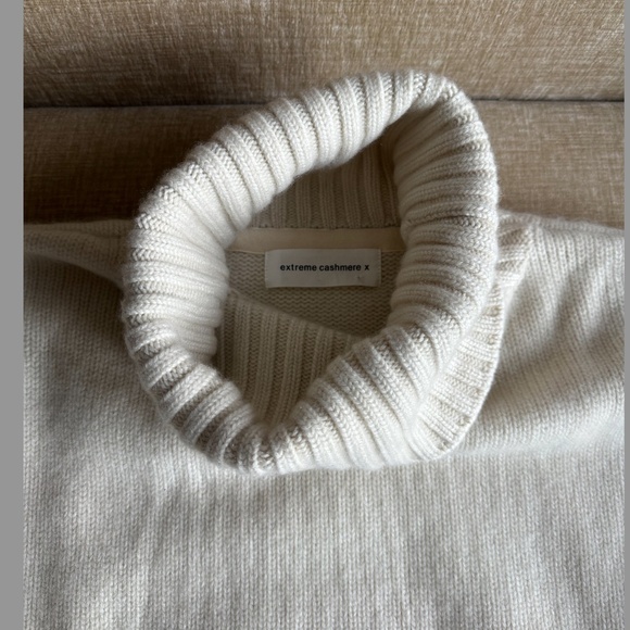 EXTREME CASHMERE N°20 Oversize Xtra Sweater in Cream - Picture 4 of 4